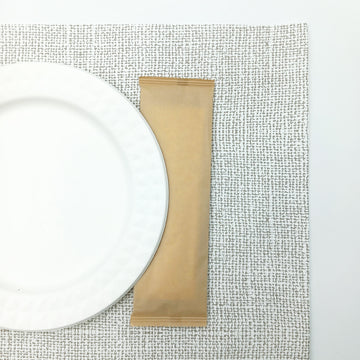 Dettaglio di apparecchiatura con tovaglietta americana in juta, piatto e bis